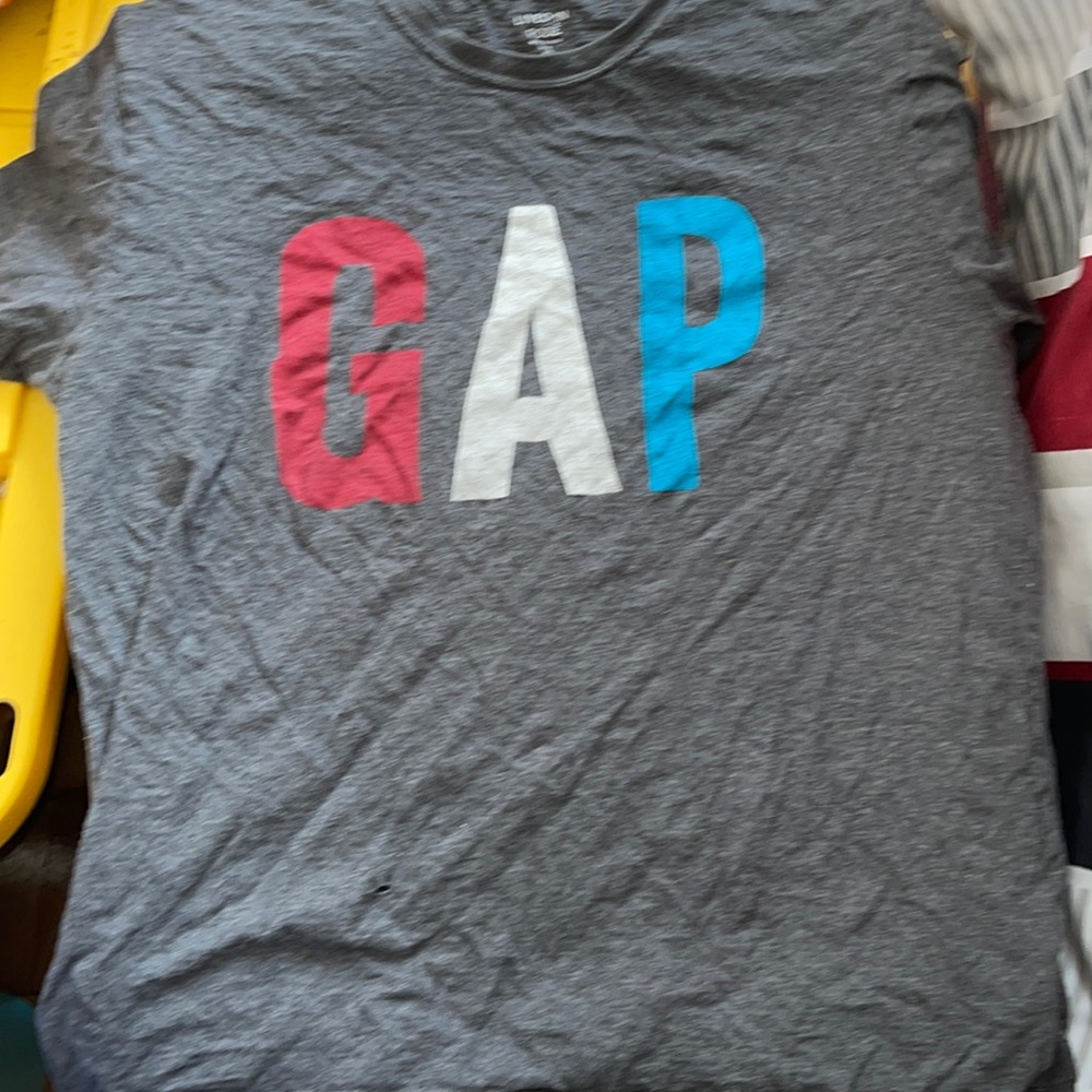 Men’s gray, GAP logo t-shirt